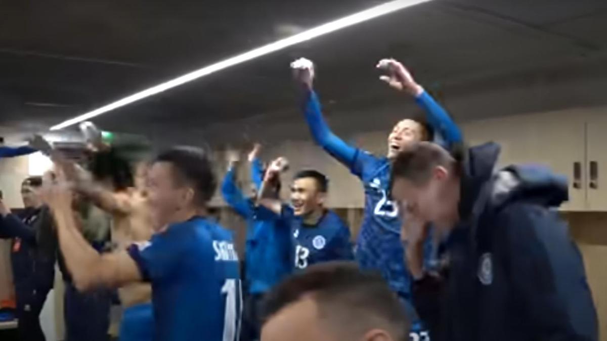 Шок! Казахстанские футболисты празднуют победу над Финляндией!